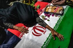 تصاویری از تحویل سال نوروز در کنار مزار شهدای مدرسه شجره طیبه میناب