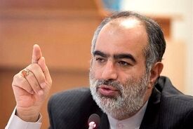 حسام الدین آشنا: ترامپ احمق نیست بلکه مضطر و مضطرب است