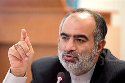 حسام الدین آشنا: ترامپ احمق نیست بلکه مضطر و مضطرب است