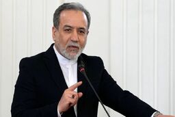 عکس | عراقچی پیراهن تیم ملی فوتبال برزیل و آرژانتین را هدیه گرفت
