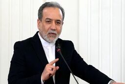 عکس | عراقچی پیراهن تیم ملی فوتبال برزیل و آرژانتین را هدیه گرفت
