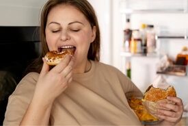 خستگی مغز و پاداش سریع:چرا شب‌ها مقابل غذاهای ناسالم بی‌دفاع می‌شویم