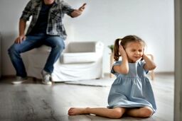 یک اشتباه رایج در تربیت؛ چرا فریاد زدن می‌تواند به مغز کودک آسیب بزند؟