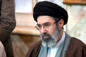 لحظه اعلام رهبری سید مجتبی خامنه‌ای در پخش زنده تلویزیون