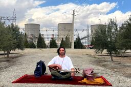 ببینید | علی قمصری، «وطن من» را در نیروگاه برق اجرا کرد