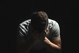 آیا روان‌شناسی زرد، غم را هم غیرقانونی کرده است؟