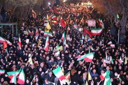 مخالفان مذاکره و موافقان جنگ حاضرند لباس رزم بپوشند و نه در جنوب لبنان با اسرائیل که در همین ایران خودمان با جندالشیطان بجنگند؟