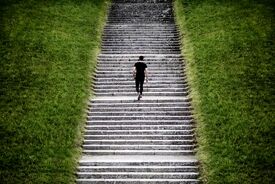 بالای ۴۰ سال هستی؟ یک جراح ستون فقرات می‌گوید این عادت ساده را شروع کن
