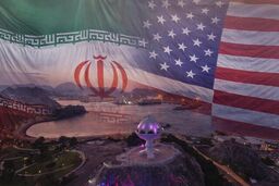 گزارش گاردین از سبک مذاکره دو طرف: ترامپِ کُشتی‌ گیر و ایرانی‌ شطرنج‌ باز
