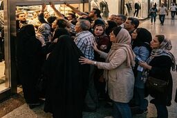 هجوم برای چند تکه لباس؛ روایت یک جامعه مضطرب