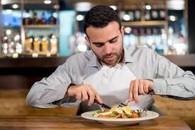  غذا خوردن به تنهایی چه اثرات منفی دارد؟
