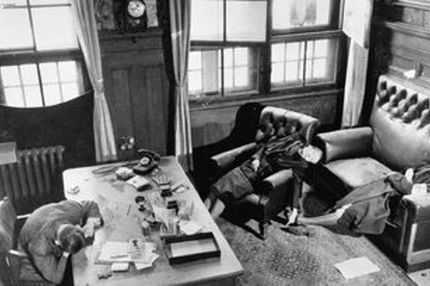 من جسد هیتلر و زنش را در پتو پیچیدم و آتش زدم