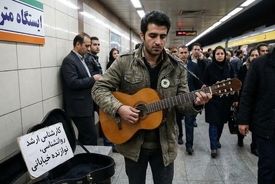 لیسانس حقوق، روانشناسی، مدیریت؛ شغل واقعی: نوازنده و دستفروش مترو