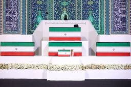 نخستین تصویر از آماده‌سازی خودروی حامل پیکر رهبر شهید انقلاب اسلامی و شهدای خانواده ایشان 