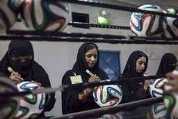 قهرمانان بی‌نام سیالکوت؛ دستانی که توپ جام جهانی را دوختند، اما کسی اسمشان را نپرسید