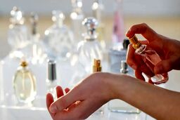یک ترفند جالب برای ماندگاری بیشتر بوی عطر و ادکلن