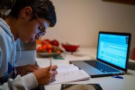  آموزش قطره چکانی دانش‌آموزان در شرایط جنگی؛ کلاس‌های تعاملی «شاد» رایگان نیستند