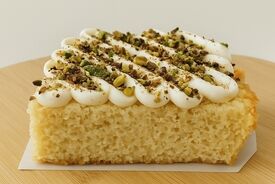 طرز تهیه کیک سه شیر پسته با بافت ابریشمی