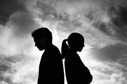 چرا از کسی که به‌ ما آسیب می‌زند جدا نمی‌شویم؟