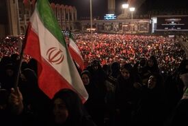 عکس | قاب‌هایی از حضور شبانه مردم برای وداع با رهبر شهید