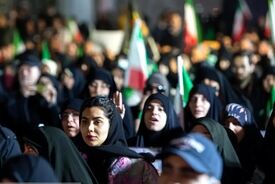 روزنامه اطلاعات: چرا مسئولان در برابر شعارهای افراد تندرو سکوت می‌کنند؟