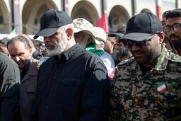 حضور سردار وحیدی در مراسم اقامه نماز بر پیکر رهبر شهید