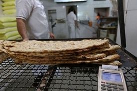 کیهان: آزادسازی قیمت نان از حمله آمریکا هم خطرناک‌تر است