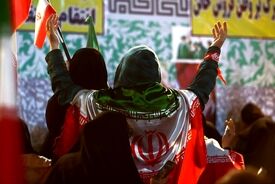 عکس | این خانم با طوطی اش و پرچم ایران به تجمعات شبانه تهران آمد