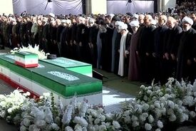 ببینید | لحظات خروج پیکر رهبر شهید پس از اقامه نماز از مصلی