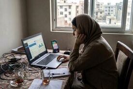 فریلنسینگ اجباری؛ جوانانی که کارمند رسمی هیچ جا نیستند اما همیشه در حال کارند