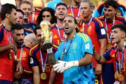 هیچ قهرمانی برای همیشه قهرمان نمی‌ماند