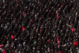 صفوف متراکم مردم هنگام اقامه نماز بر پیکر رهبر شهید