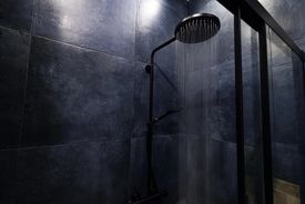 فواید باورنکردنی دوش گرفتن در تاریکی 