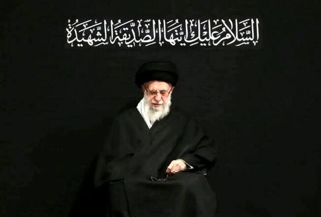 ببینید | آماده‌سازی محل قرارگرفتن پیکر رهبر شهید در مصلی تهران