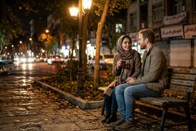 عشق در عصر گرانی؛ وقتی قرارها از کافه به پیاده‌رو رسیدند