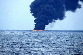 انفجار دومین سوپرنفتکش بعد از برخورد با مین دریایی

