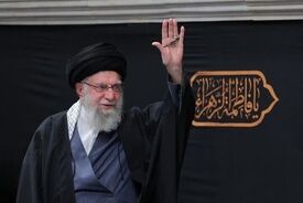 ویدیویی وایرال شده از دعای رهبر شهید انقلاب با حضور گسترده شهدای انقلاب 