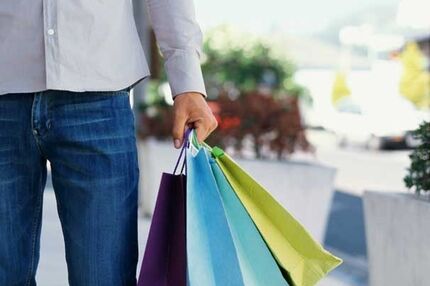 چرا مردم حتی وقتی پول ندارند باز هم خرید می‌کنند