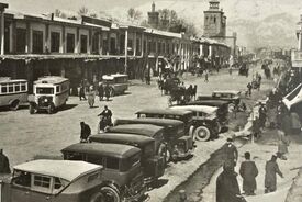 عکس | نقاش آمریکایی روی دیوار یک باغ در ایران؛ ۹۴ سال قبل