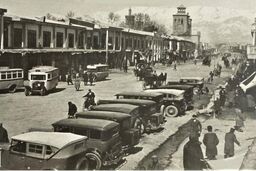 عکس | نقاش آمریکایی روی دیوار یک باغ در ایران؛ ۹۴ سال قبل
