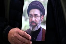 روزنامه اطلاعات: مردم به رهبر سوم جمهوری اسلامی امید دارند و می‌گویند «وطن پیر دگر باره جوان خواهد شد»